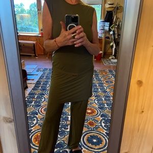 A Benetton two-piece set that includes a belted tunic and pants. Easy and comfy.